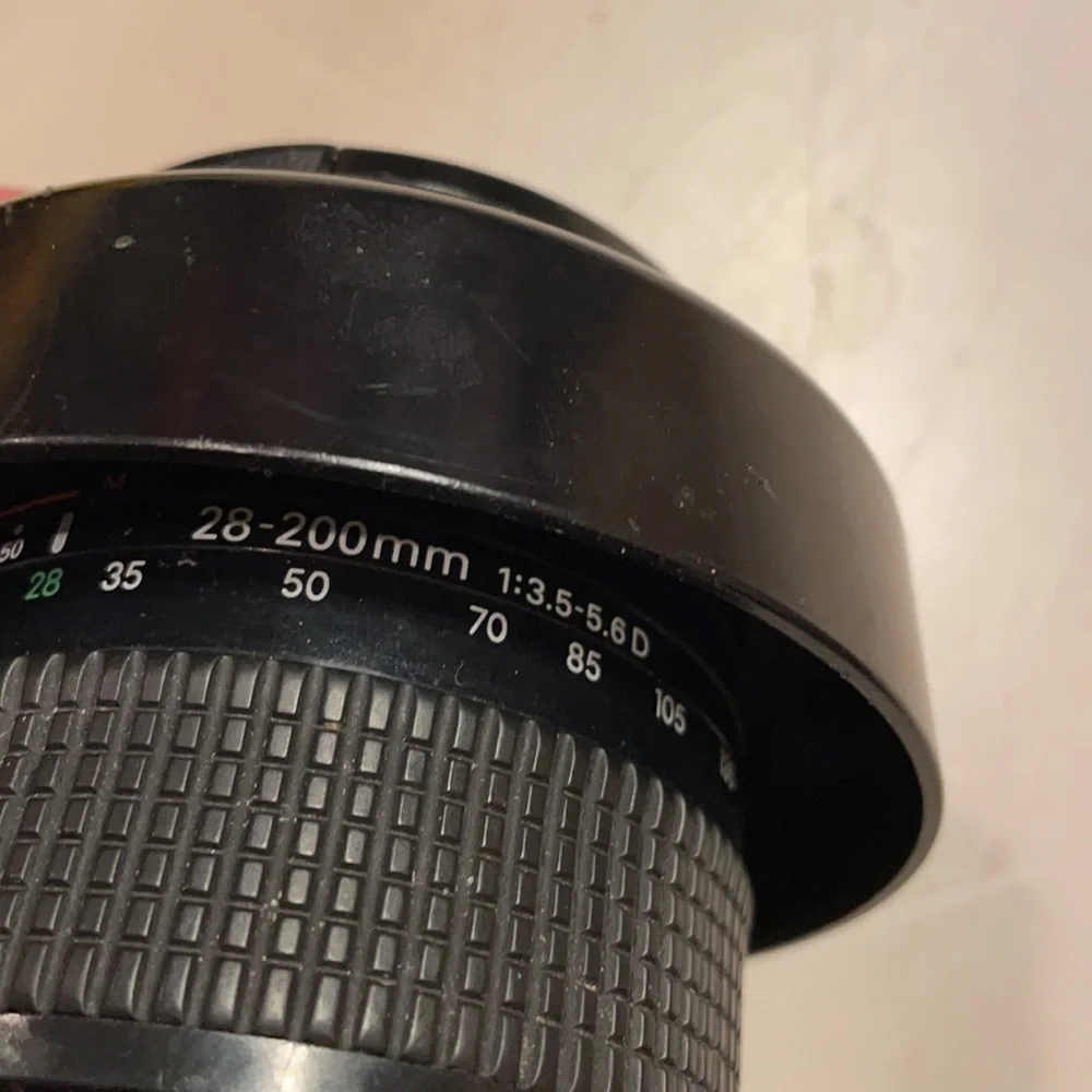 Nikon AF Nikkor 28-200mm, 1:3.5-5.6D Lens with Hood